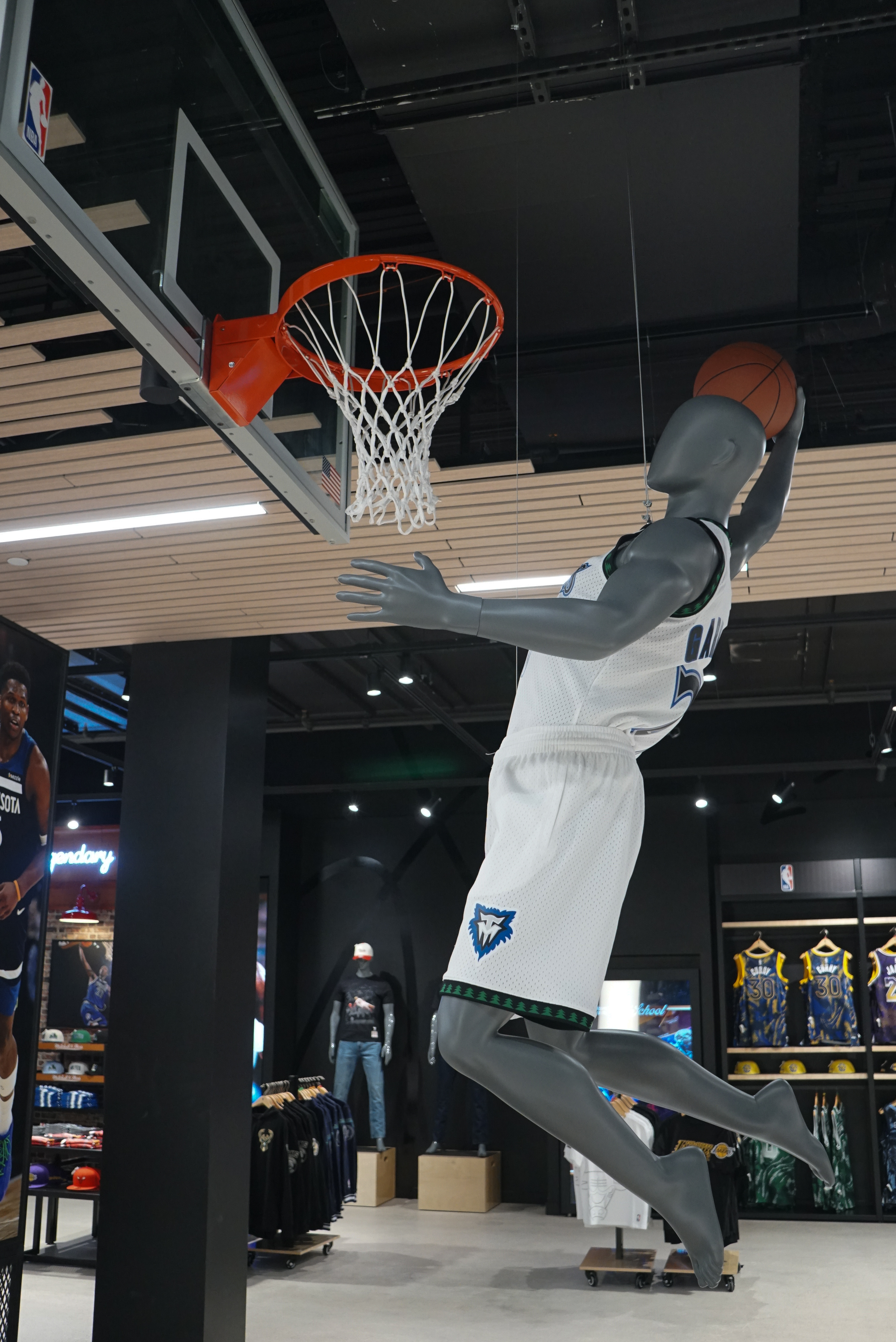 Basketball Hoop with Jumping Mannequin